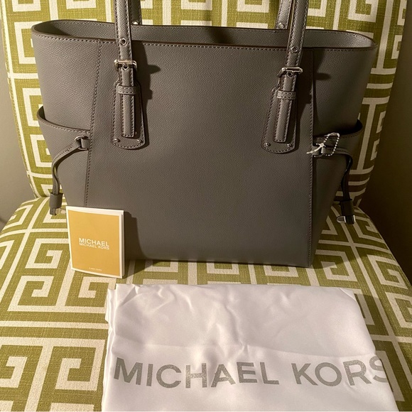 SOLD! NEW! Michael Kors Pearl Grey Voyager Crossgrain Leather Medium Tote Bag - Picture 9 of 12